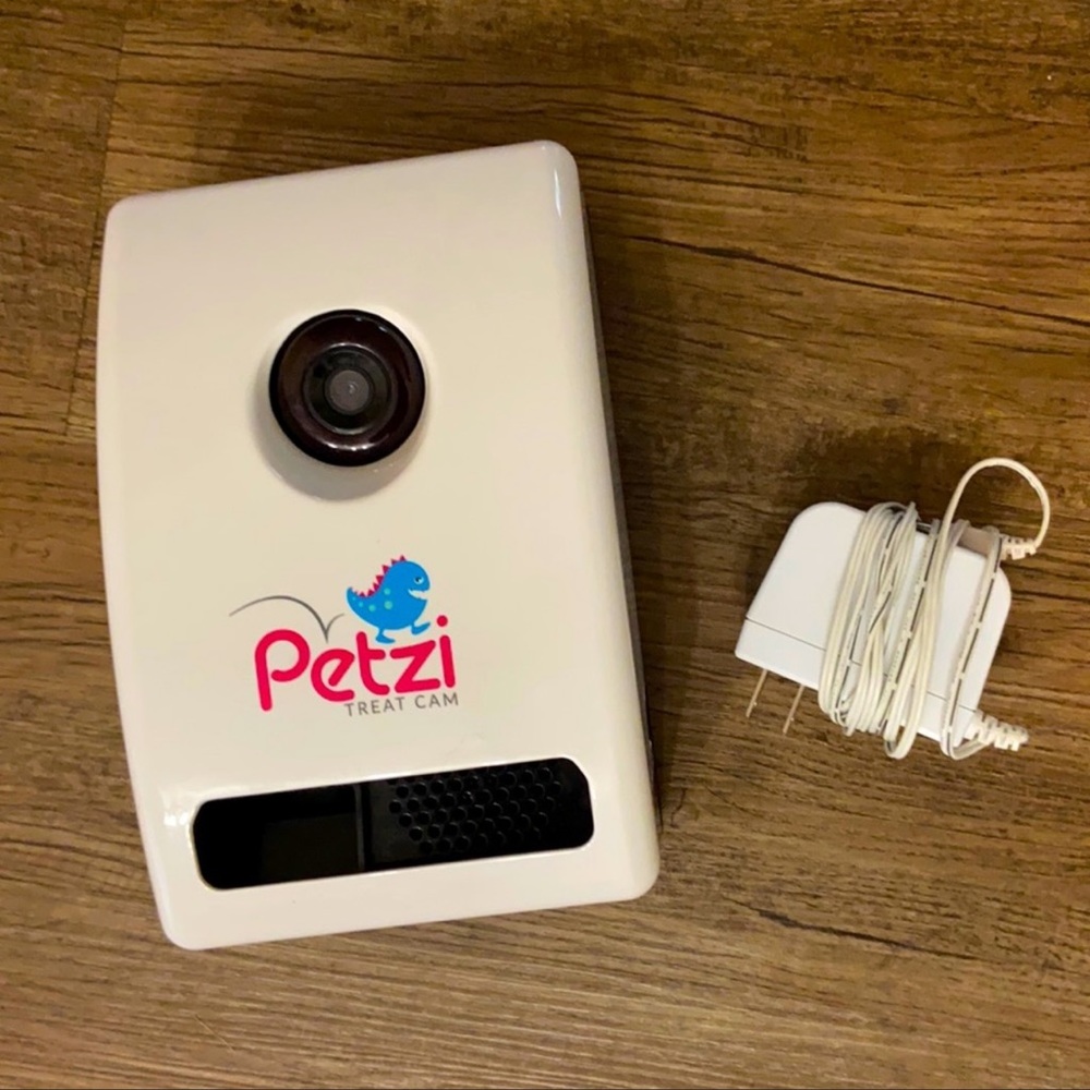 🙋🏻♀️🚛MOVING SALE!🛍️SHOP & SAVE📦📫Petzi Treat Dispensing Pet Camera🌟🐾🐶 - Picture 1 of 11